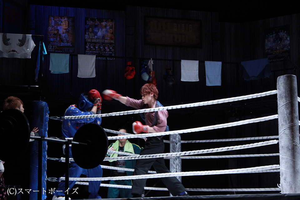 ステージ上のリングでイケメンたちがボクシング 舞台 9 ナイン が上演中 スマートボーイズ