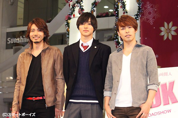 主演の山﨑賢人さん(中央)に、主題歌を歌うHoney L DaysのKYOHEIさん（左）とMITSUAKIさん