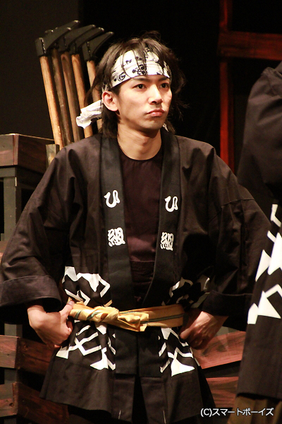 伝八役の野田裕也さん。『ひ組』のイジられキャラをコミカルに演じてました。