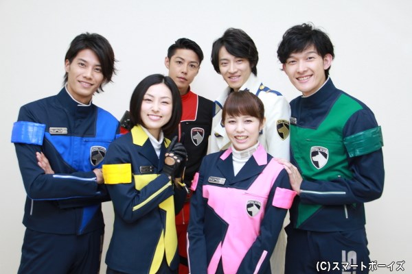 (左前列より)木下あゆ美さん、菊地美香さん (左後列より)林剛史さん、さいねい龍二さん、吉田友一さん、伊藤陽佑さん