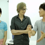 吉田友一さん(中央)を慕う2人が、写真の腕前で撮り合いっこならぬ、友一さんの取り合いっこ？