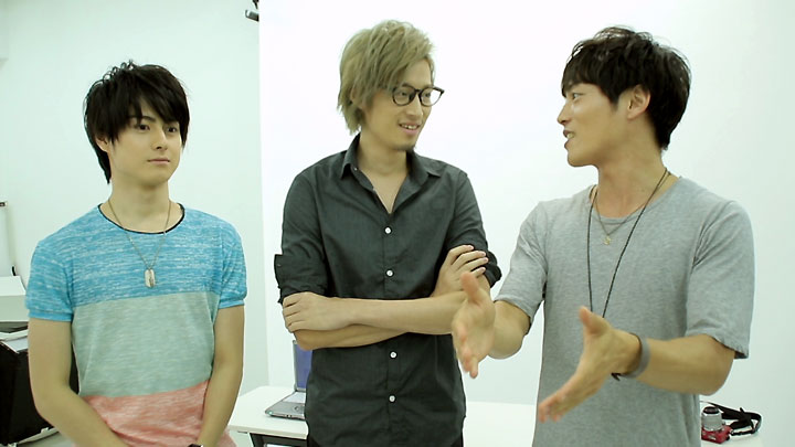 吉田友一さん(中央)を慕う2人が、写真の腕前で撮り合いっこならぬ、友一さんの取り合いっこ？