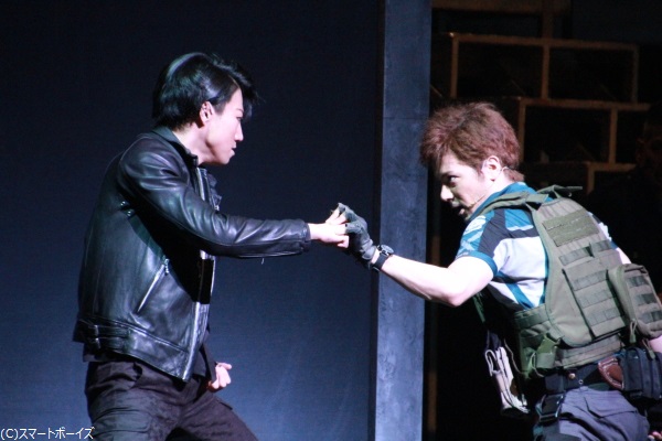 矢崎広さん演じるタイラーとクリスとのアクションシーン。なぜ2人が相対するのか？