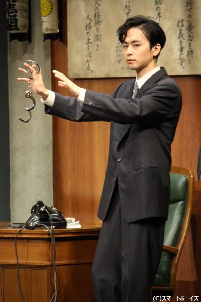 収賄事件を追う検察官として日根たちの前に姿を見せる、神谷役の橋本淳さん