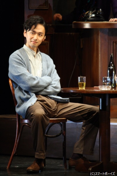 橋本さんはスーツ姿のほか、様々な姿で登場します。