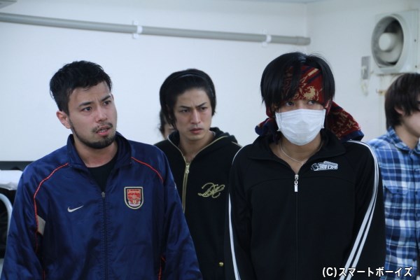 マスク姿で稽古する斉藤さん(右)。映画では小声でしたが、果たして劇場では声を聞き取ることはできるのでしょうか？ 