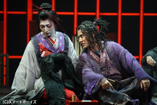 劇中劇にあたる江戸の世界で、遊女・小春に入れ込む太兵衛役を演じる入野自由さん(写真右)
