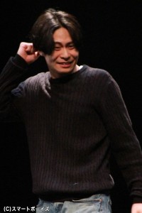 3役を演じる鯨井康介さんは劇中で生ハーモニカにも挑戦しています