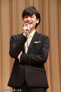 舞台挨拶中は常に笑顔だった中村さん。18歳のスーツ姿はカッコいいというよりカワイイ！？