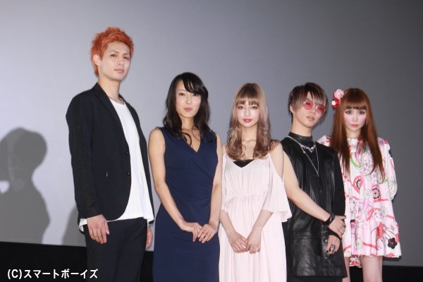 (写真左より) 佐伯大地さん、森野美咲さん、中村里砂さん、武瑠さん（SuG）、TORICO監督