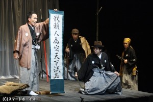 高橋瀬左衛門を演じる板垣雄亮さん(写真左端)は、弥十郎の妻・皐月なども演じます