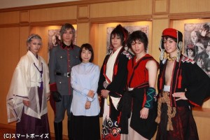 (左前列より) 松田凌さん、細貝圭さん、演出の菜月チョビさん、玉城裕規さん、植田圭輔さん、百瀬朔さん