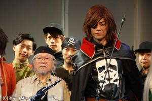 (前列左から)劇中の武器をもってポーズする、松本零士さんと林野健志さん