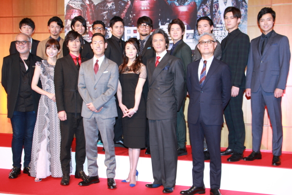 脚本のマキノノゾミさん(前列左端)と演出の堤幸彦さん(前列右端)と主要キャスト15人が集結！