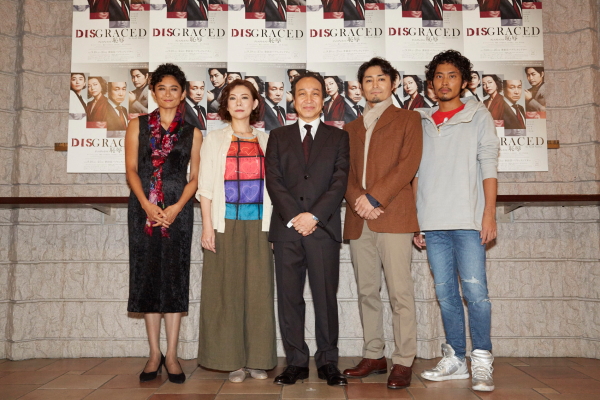 (左から)囲み取材に登場した小島聖さん、秋山菜津子さん、小日向文世さん、安田顕さん、平埜生成さん