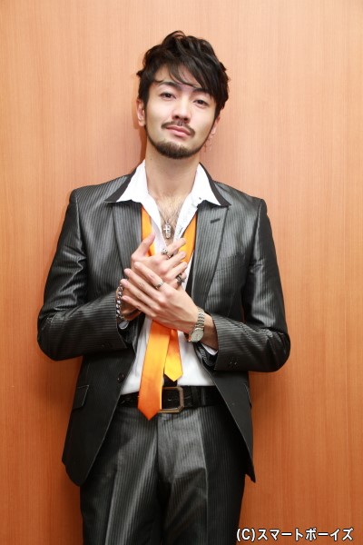 白シャツ×オレンジのネクタイという「ゲキチョッパー」スタイルがお似合いの聡太郎さん