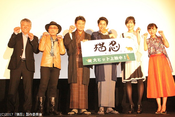 （左から）渡辺武監督、麿赤兒さん、船越英一郎さん、大野拓朗さんと猫の金時、佐藤江梨子さん、藤本泉さん