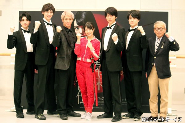 (左から)増子敦貴さん、田中涼星さん、味方良介さん、北原里英さん、小松準弥さん、松村龍之介さん、演出の河毛俊作さん