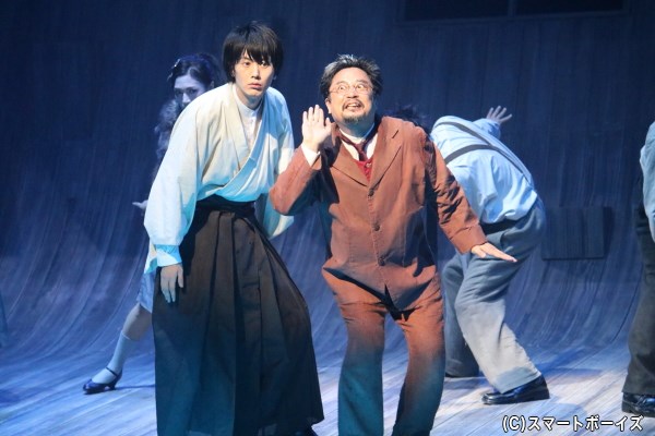 老数学者・老ドクターを演じる松村武さん(写真右)ら、実力派の舞台俳優陣も登場