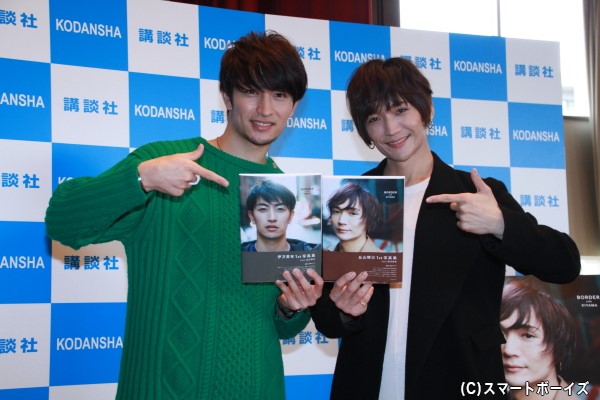 1st写真集「BORDER」をリリースした伊万里有さん(左)と丘山晴己さん(右)