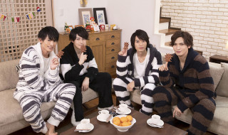 (左から)トークパートではパジャマ姿で登場した菊池修司さん、松村龍之介さん、高本 学さん、小波津亜廉さん