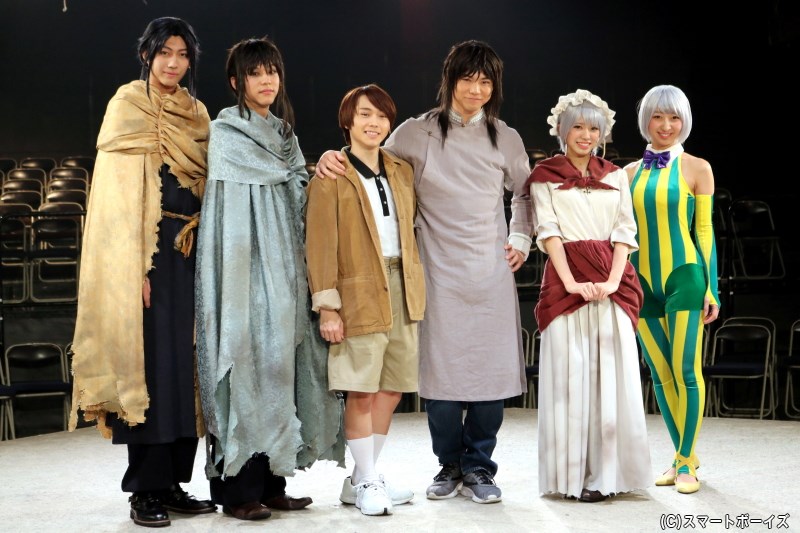 (左から)小坂涼太郎さん、三浦海里さん、深澤大河さん、滝川広大さん、大西桃香さん(AKB48)、飯田里穂さん