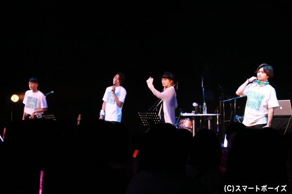 「Live Musical｢SHOW BY ROCK!!｣で共演した郷本さん＆輝馬さん＆辻さんが「デファンデュオーヴ」を熱唱！