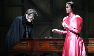 オペラ座で雇われたクリスティーヌは、仮面の男・エリック(城田 優さん)からレッスンを受けることに