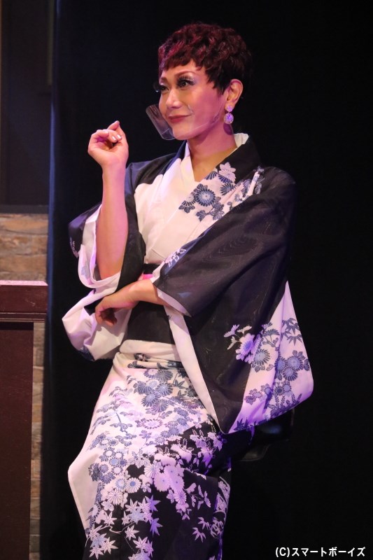 『Club朱雀』を経営する、登美子ママ役のKIMERUさん