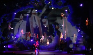 “フュージョニカルスクリーン”によって、舞台上に異次元の世界が描かれます