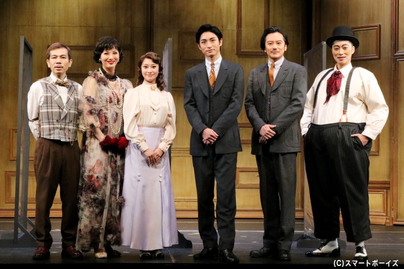 (左から)囲み取材に登壇したマギーさん、壮 一帆さん、桜井玲香さん、木村達成さん、小西遼生さん、金田 哲さん
