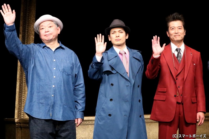 (左から)鈴木おさむ氏、崎山つばささん、寺脇康文さん