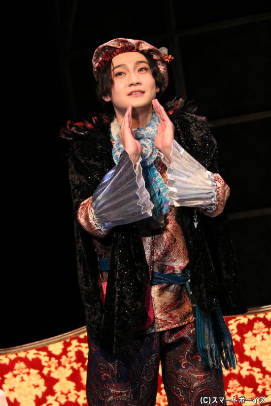ヴァイオラと、その男装姿のシザーリオを演じる髙﨑俊吾さん