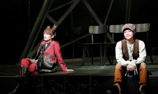 (写真右)使用人のほか、ウサギ、姫役を演じる瀧 陽次朗さん